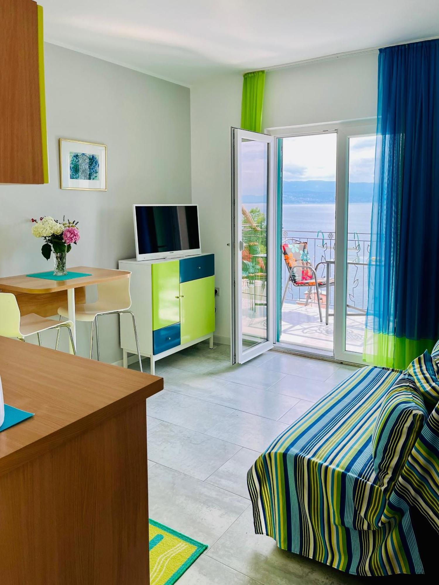 Apartments By The Sea Medveja, Opatija - 7720 Lovran Eksteriør billede